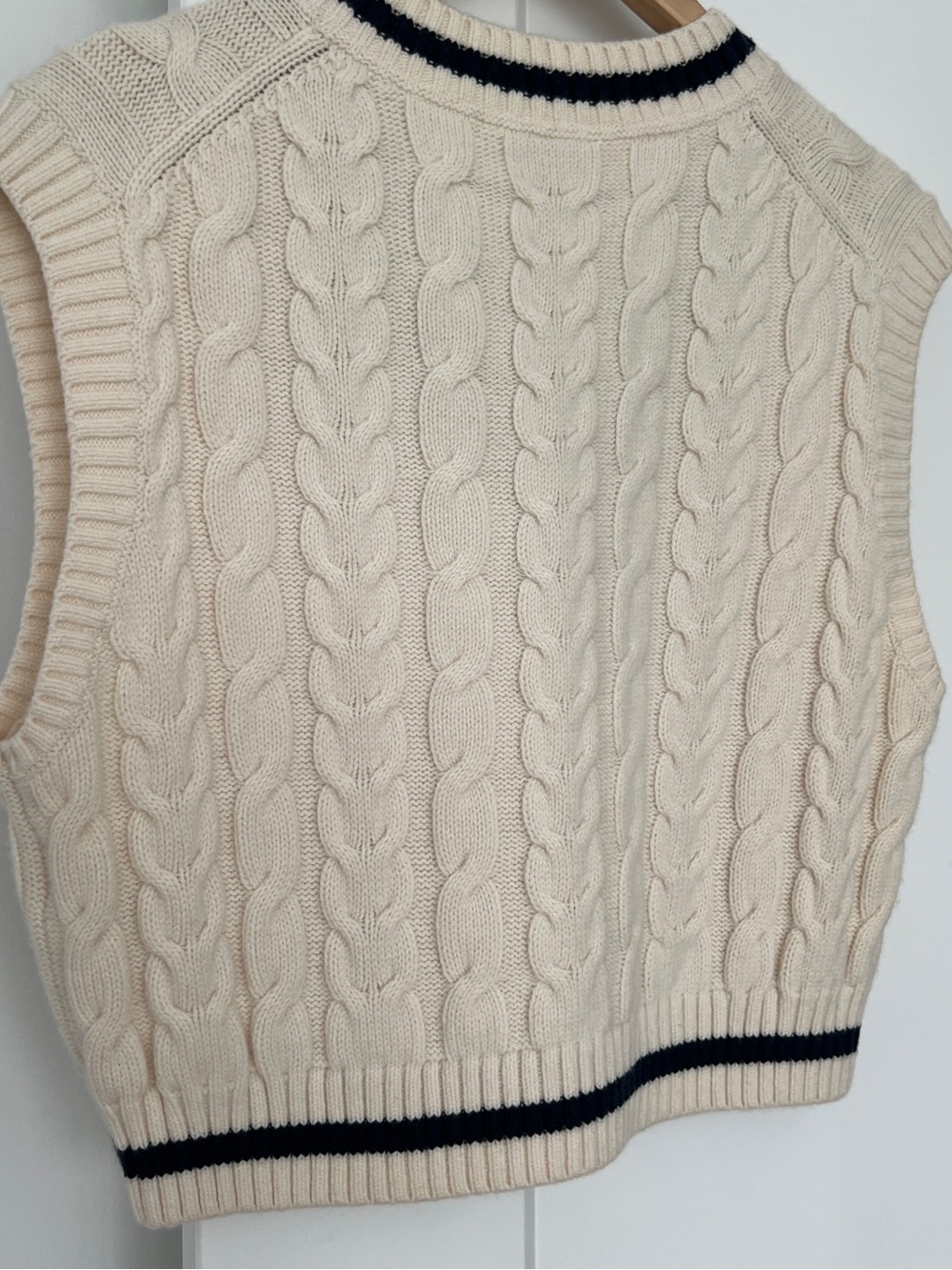NWT Sunday Best Winston Cropped Cream Cable Knit V‑Neck Sweater Vest Navy Trim - Picture 3 of 6